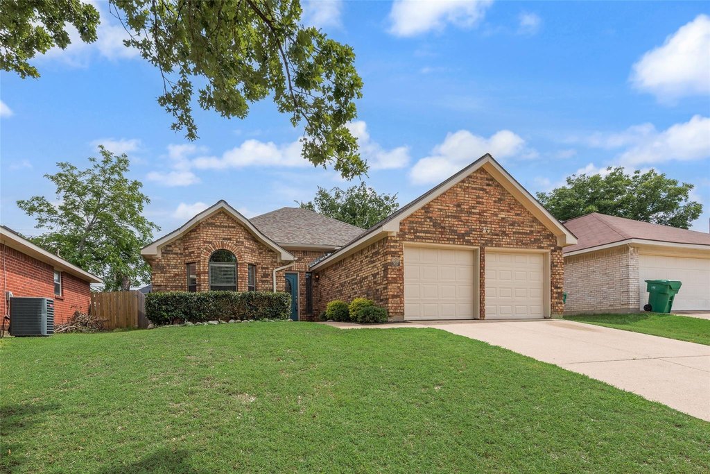 Photo of 907 Sharp Dr Cedar Hill TX 75104